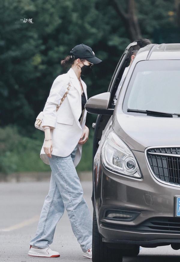 唐嫣當了媽之後衣品更好了,穿著西裝也挺時髦,感覺都認不出來了 唐嫣當了媽之後衣品更好了,穿著西裝也挺時髦,感覺都認不出來了