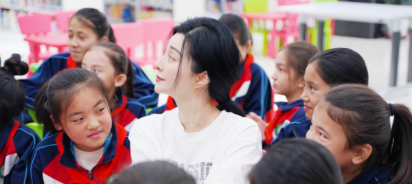 范冰冰奔赴新疆做公益，和孩子們親密互動，未P圖下顏值依舊吸睛