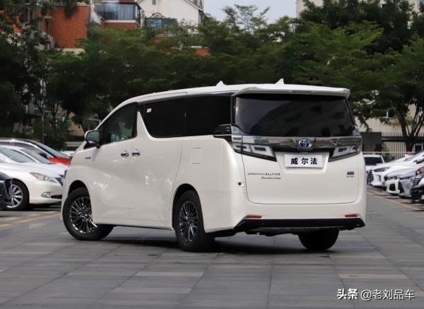 近百萬元的全新豐田皇冠威爾法，換裝了皇冠車標，就是身份的象徵