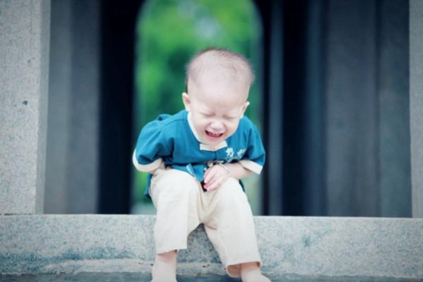 “寒從腳起”就算是夏天也不能讓娃光腳走路，靠譜嗎？一文說清