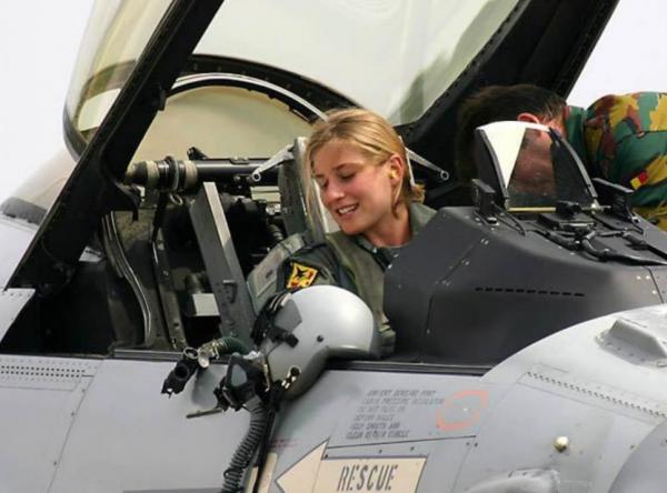 美軍戰鬥機女駕駛員，忍辱退伍後來中國求職養家，如今過得怎樣？