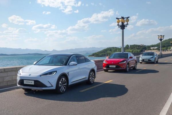 不止滿滿科技感，試駕極狐阿爾法S：豪華感十足，行駛品質出眾