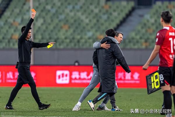 中超裁判出洋相：主裁犯錯第四官員也不管，足協糾正也難逃處罰