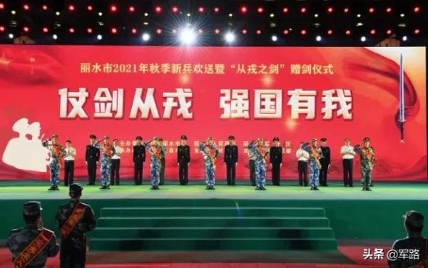 持劍上崗?這樣的操作簡直帥炸了 持劍上崗?這樣的操作簡直帥炸了