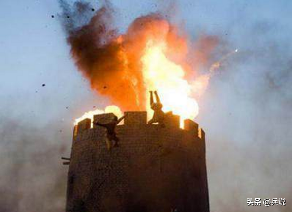 八路軍火燒炮樓，偽軍隊長跳樓墜亡，最後跳下披頭散髮的女人