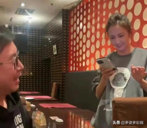 影視大咖罕聚：陳凱歌喝到臉通紅，周冬雨顯落寞，佟麗婭領頭歡唱