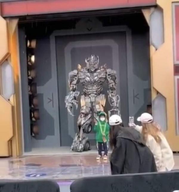 Baby黃曉明被曝“假合體”，帶娃同遊引圍觀，4歲兒子大方露臉