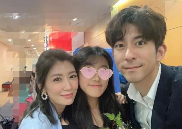 賈靜雯真是放下了,與前夫站在一起,也能笑得很幸福,造型真大氣 賈靜雯真是放下了,與前夫站在一起,也能笑得很幸福,造型真大氣