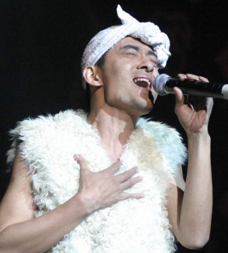 曾比鳳凰傳奇還火的阿寶，紅得快也糊得快，為什麼糊成這個地步？