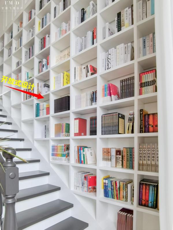 複式樓梯這一面牆，定製4米7的書架滿牆收納，這是家庭“圖書館”