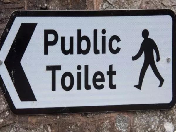 國慶假期景區如廁難，女性擠爆男廁所，男士無廁可上