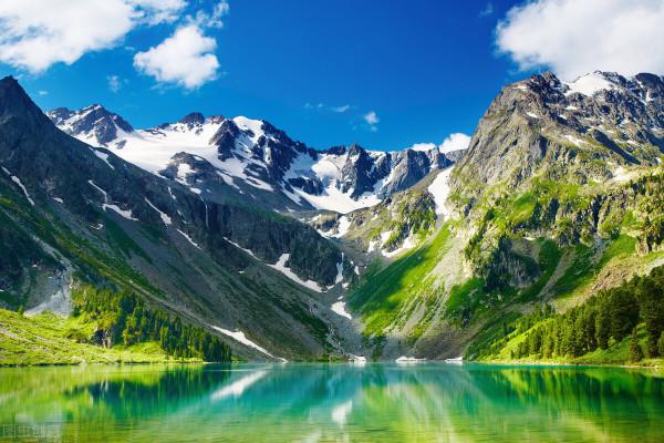 山水交融，意境悠長，閱之心曠神怡