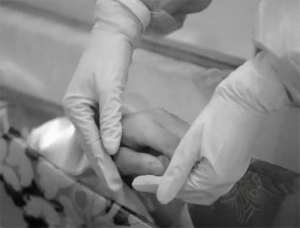 中國入殮師，花8小時修復吊車碾壓過的屍體，採訪稱：這是在積善