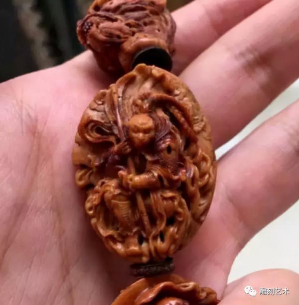 桃子誰都吃過,可是如此勁爆的桃核雕刻誰見過? 桃子誰都吃過,可是如此勁爆的桃核雕刻誰見過?