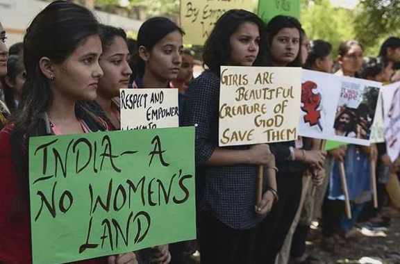 奇葩!印度老婦回家看見嫌犯在性侵女子,揮斧砍死他後卻被判無期 奇葩!印度老婦回家看見嫌犯在性侵女子,揮斧砍死他後卻被判無期