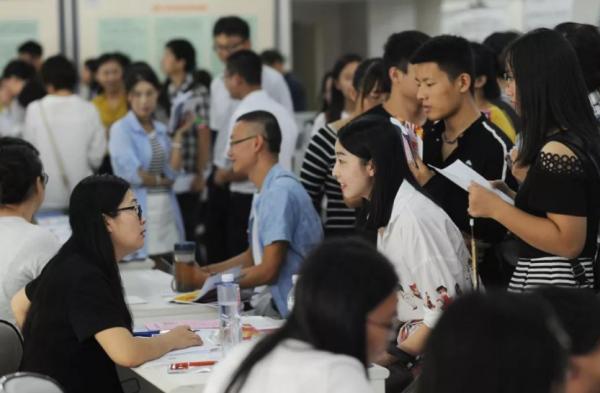 大學生不能亂籤“三方協議”,否則容易失去應屆生身份,影響就業 大學生不能亂籤“三方協議”,否則容易失去應屆生身份,影響就業