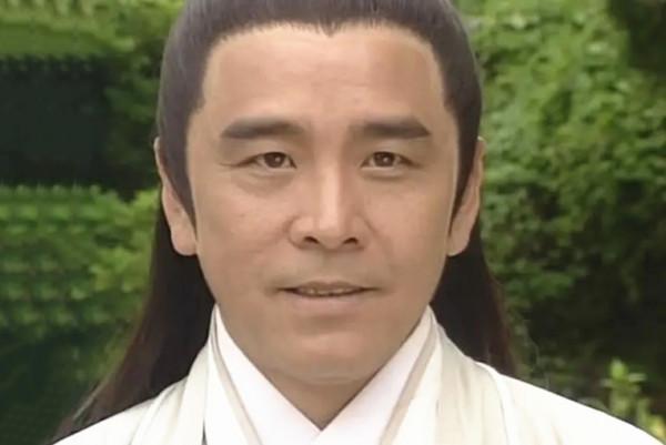 姜大衛為愛妻慶73歲生日，連續2次親吻妻子臉頰，結婚47年仍恩愛