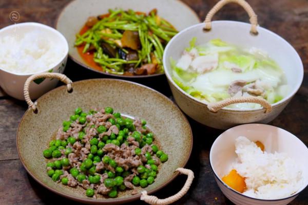 曬曬江西一家三口的晚餐，成本不到30塊錢，網友：小日子過得不錯