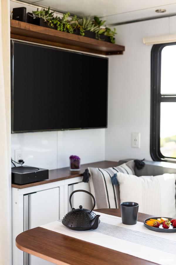 房車中的LV!全鋁車身,最大儲能57.6度電,還能為電動汽車充電 房車中的LV!全鋁車身,最大儲能57.6度電,還能為電動汽車充電