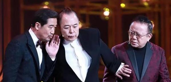 張鐵林：拋妻棄子換國籍，八個女人三個娃，到底是作樂還是作死？