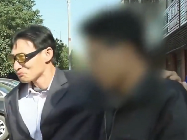 妻子在工地搬磚養活一家人，男人離家10年不管不顧，現又老又病希望得到家人照顧