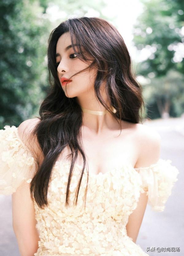 楊超越鵝黃色紗裙化身小公主 小露香肩甜美優雅