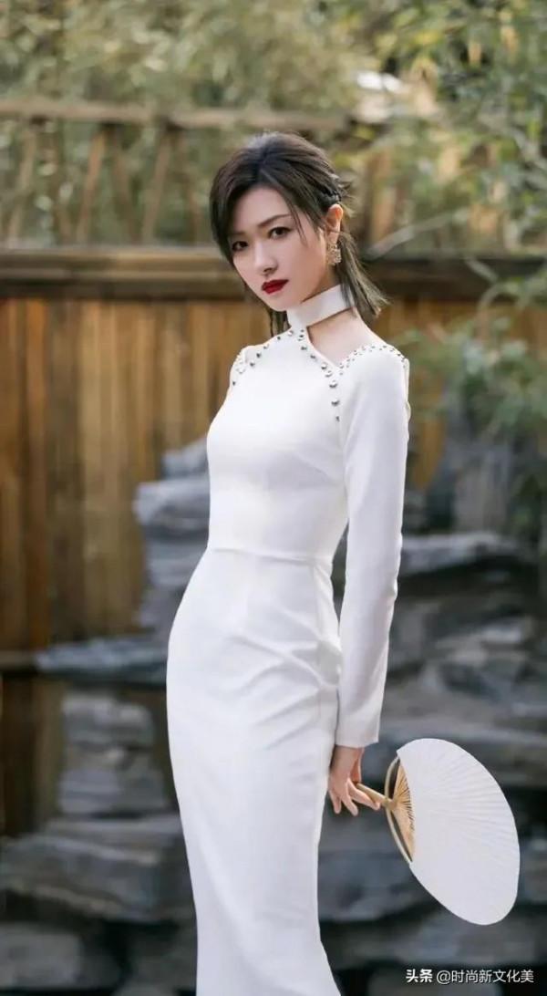 萬茜，人淡如菊，自帶風情閒看花開花落，坐待雲捲雲舒