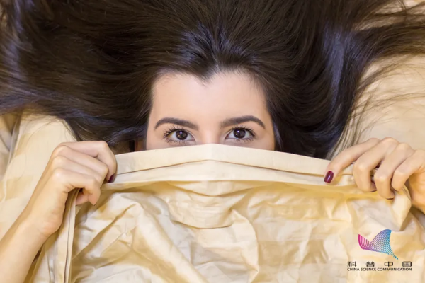 為啥有些人睡覺半睜眼？是因為眼睛太大？醫生：可能是這些病