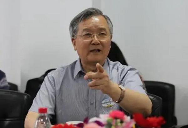 他48歲授少將，58歲擔任衛生部部長，63歲被免除職務，今年82歲