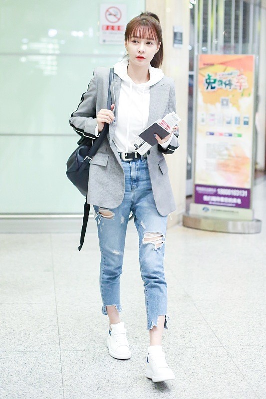 沈夢辰“戶外主持”穿著甜美,印花毛衣搭配貝雷帽,真不像30+ 沈夢辰“戶外主持”穿著甜美,印花毛衣搭配貝雷帽,真不像30+