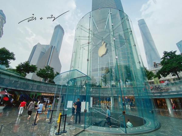 上海“最美”蘋果直營店,剛開始有個設計缺陷,幸好現在已彌補 上海“最美”蘋果直營店,剛開始有個設計缺陷,幸好現在已彌補