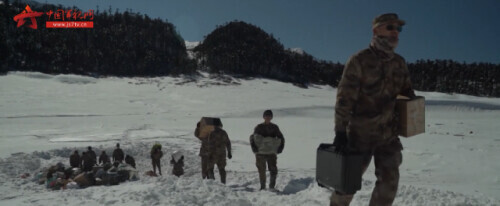 暖暖的！直升機為邊防戰士送來年貨