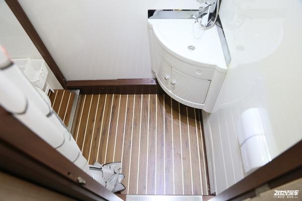 衛浴間面積1.5平米,雙床鋪佈局,中意旅行家房車看見的都說香 衛浴間面積1.5平米,雙床鋪佈局,中意旅行家房車看見的都說香