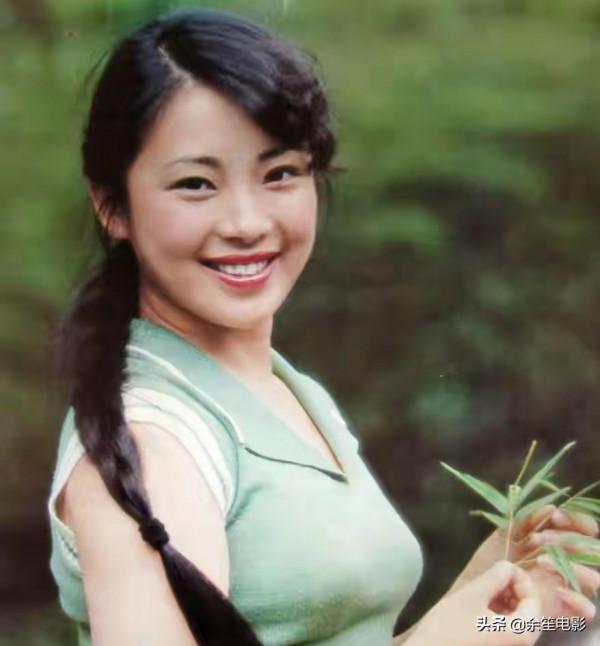 懷有身孕時被李連杰拋棄，住地下室十年，黃秋燕如今過得怎麼樣？