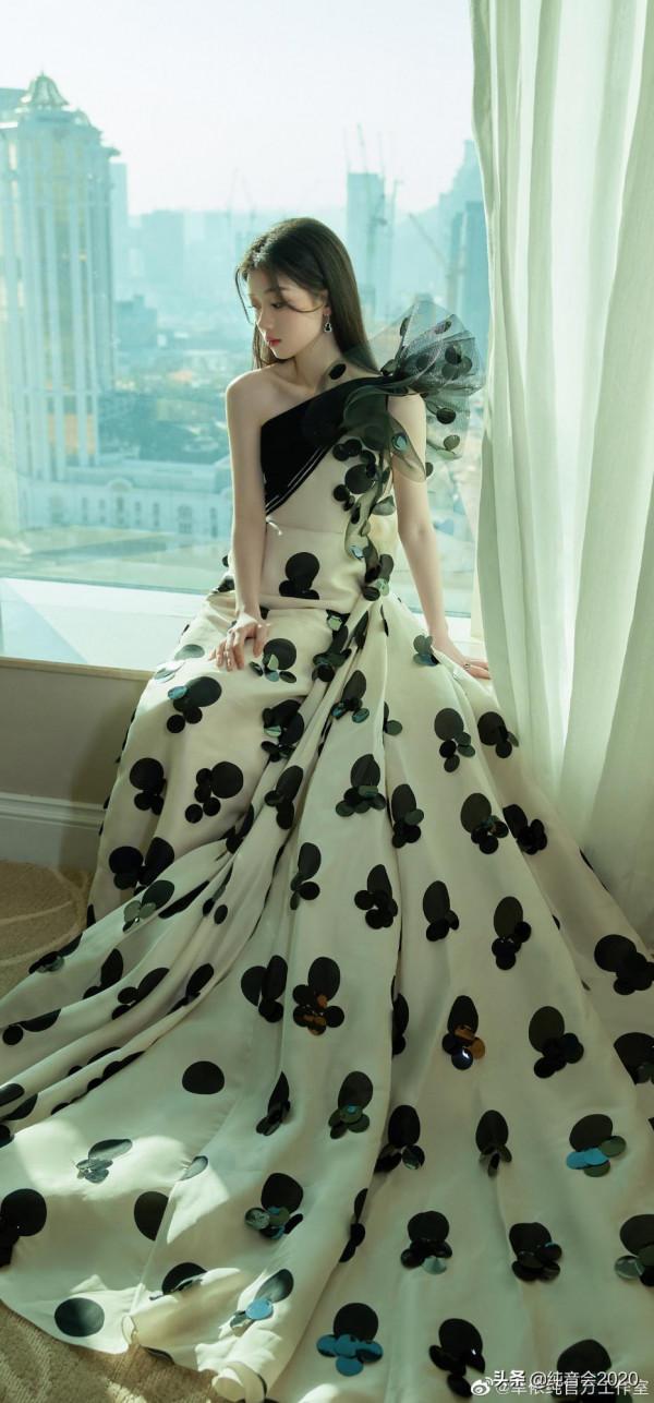 冷暖變換,演繹優雅——單依純TMEA紅毯造型曝光 冷暖變換,演繹優雅——單依純TMEA紅毯造型曝光