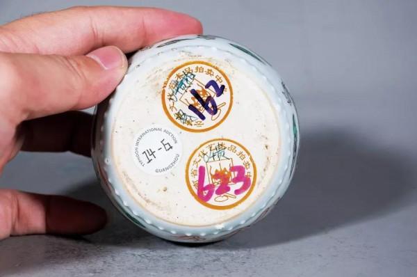 瓷器上扭動的龍