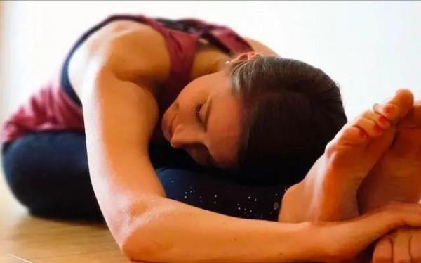 10個陰瑜伽動作，拉伸腿後側，增加膕繩肌柔韌性