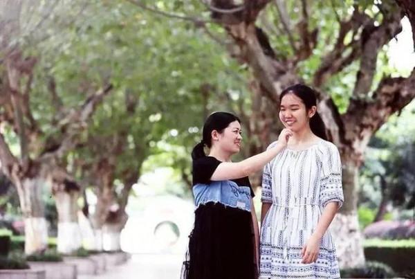 寒門女孩693分考上清華，母親蹬三輪供她讀書，她從沒覺得生活苦