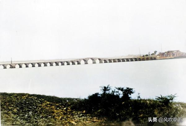 1900年的蘇州，婦人在吳門橋下浣洗衣物，男子在玉帶橋前思考人生