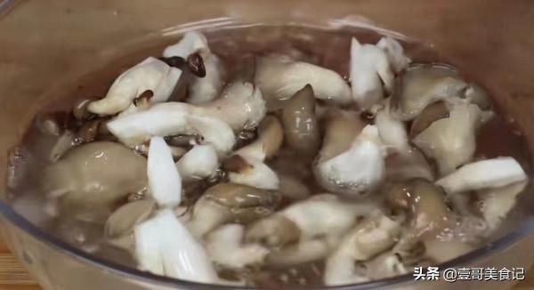 冬天平菇這樣吃才叫過癮，有菜有肉，太香了，出鍋連湯汁都不剩