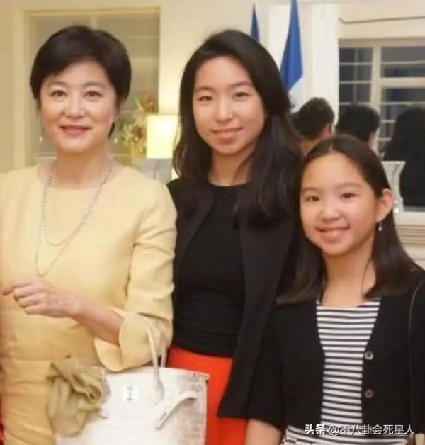 媽媽貌美如花，卻長得像爸的10位星二代，成龍子女都是大鼻子