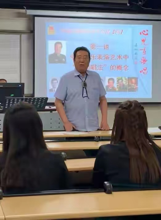 82歲李雙江罕露面！面色紅潤滿頭濃密黑髮，親自教學飆高音獲熱捧