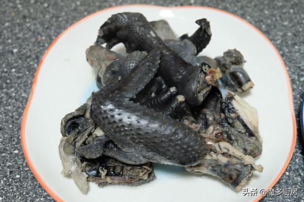 天氣寒冷身體虛弱，來一碗鮮美的紅棗烏雞湯吧！湯鮮味美做法簡單