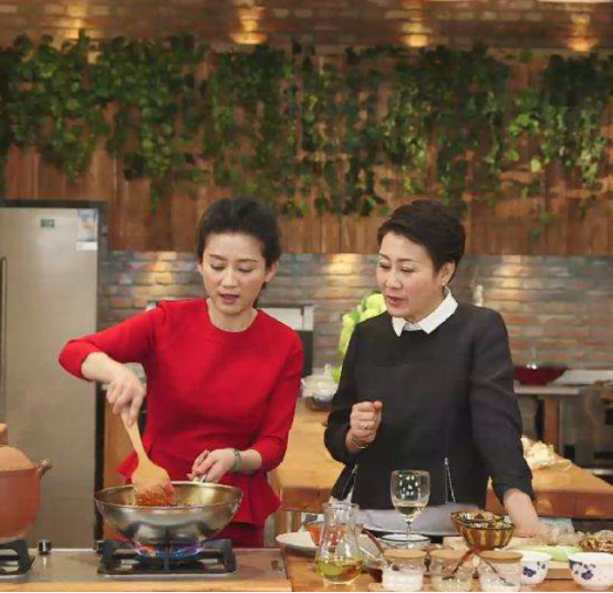 從“央視一姐”到“銷聲匿跡”，53歲的王小丫去哪了？