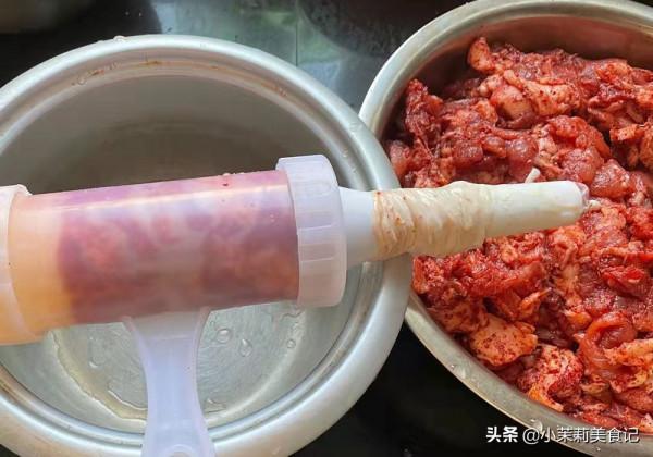 灌香腸怎麼做好吃？賣腸大爺：牢記2放2不放，不膩不腥，越嚼越香