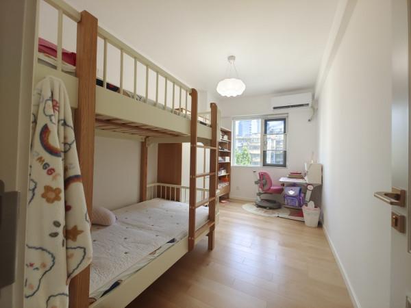 65㎡奶油色和原木色搭配，打造自然舒適的家