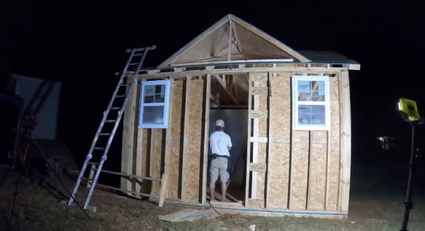 外國博主造了座房子之後灌滿水，就為體驗金魚在魚缸裡的生活