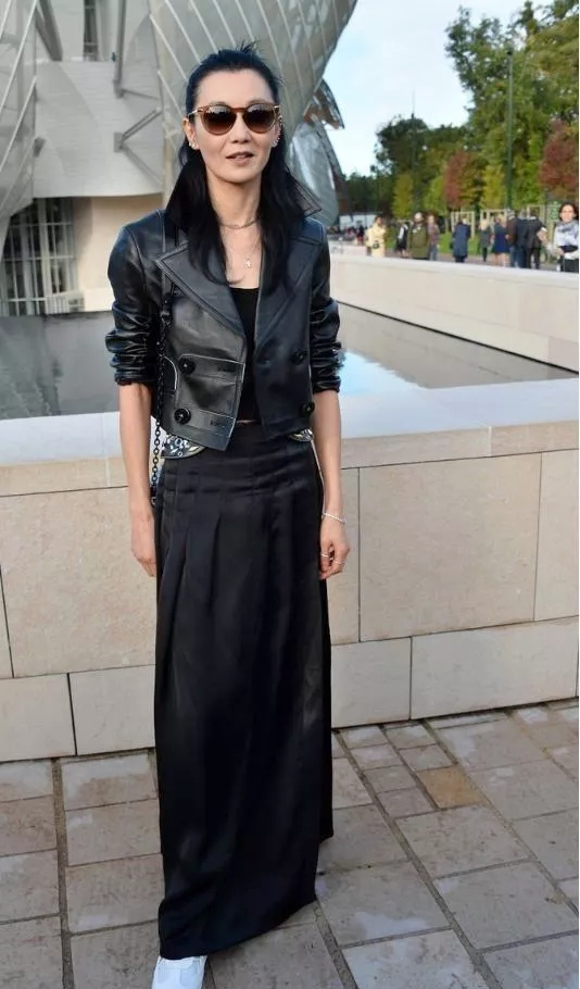 張曼玉的私服很有國際範，皮衣配開叉半身裙，50+女人學一學