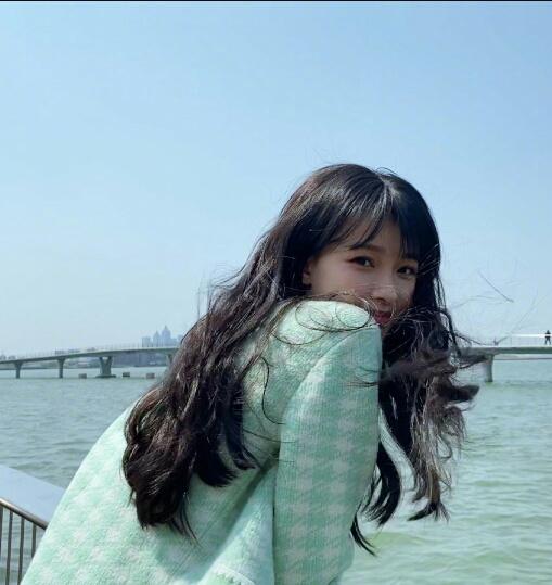 孫怡在海邊遊玩，辣媽也愛小清新西瓜外套，和海水一樣沁人心脾