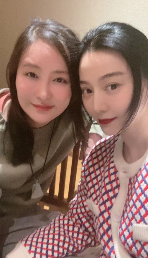 范冰冰悶聲幹大事!穿針織衫與導演見面不擺架子,塗大紅唇太搶鏡 范冰冰悶聲幹大事!穿針織衫與導演見面不擺架子,塗大紅唇太搶鏡